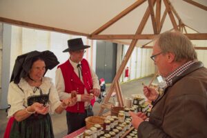 Besucher im Gespräch mit Anbieter