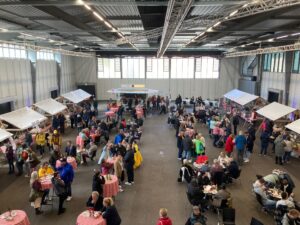 Marktstände mit Besuchern